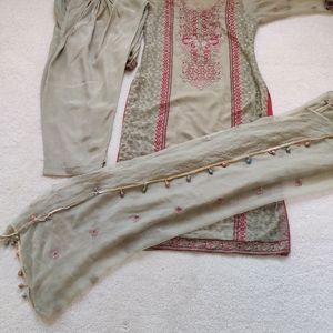 Pakistani/Indian shalwar qameez